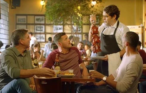 Em nova campanha, Cerveja Crystal promove encontro com goleiros
