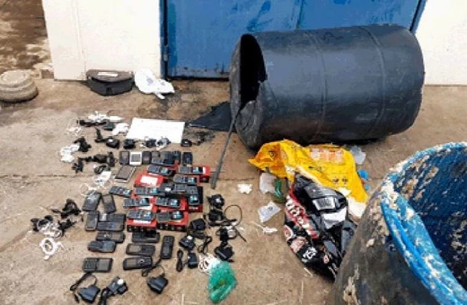 Agentes penitenciários encontram 98 aparelhos eletrônicos em fundo falso