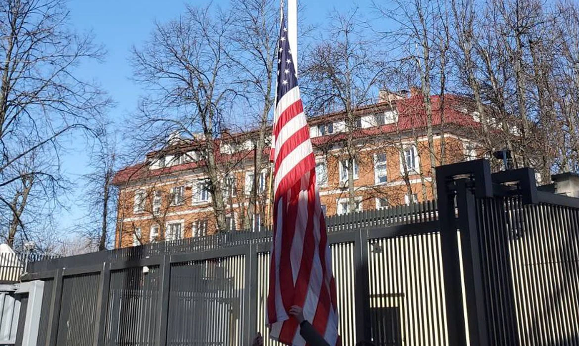 EUA fecham embaixada em Belarus e recomendam deixar a Rússia