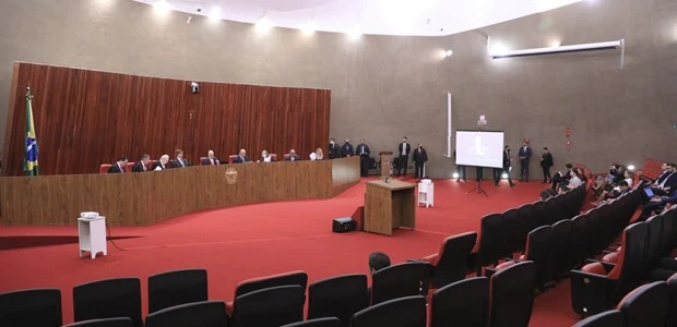 Eleitor deve deixar celular com mesário antes de votar