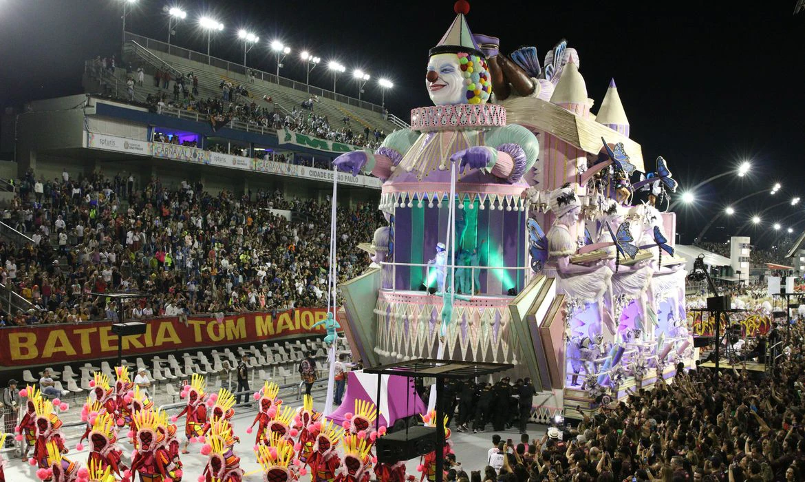 Desfiles no Sambódromo de São Paulo atraíram 64 mil pessoas