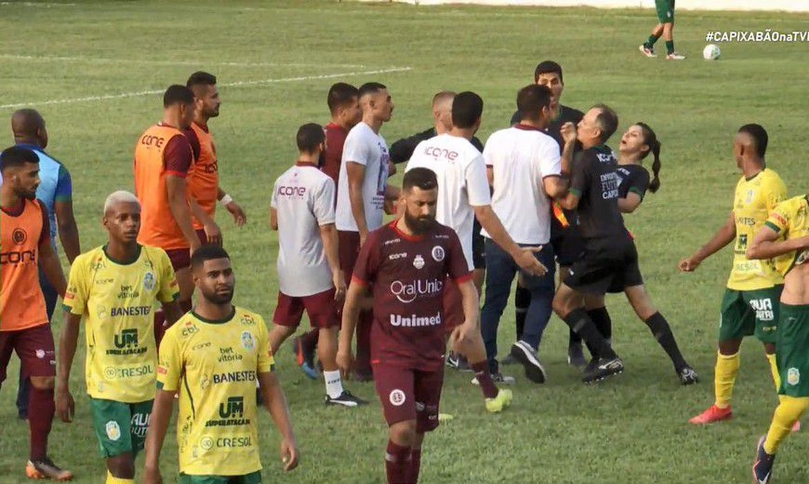Justiça Desportiva do ES suspende Soriano por agressão a bandeirinha