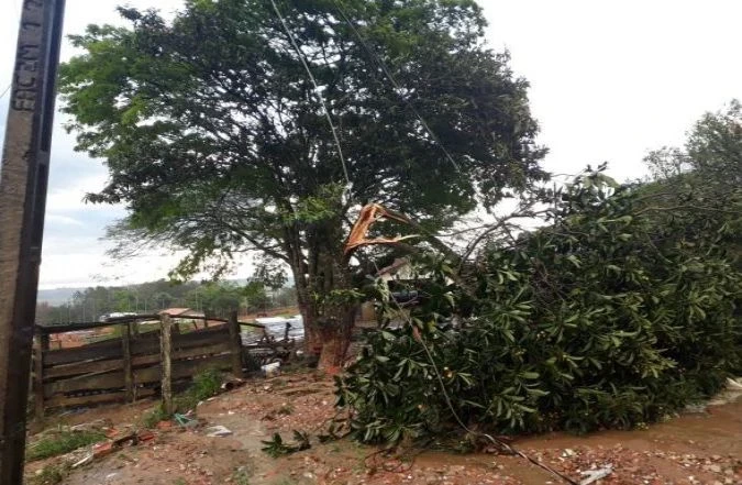 CAPELA DO ALTO – Temporal causa danos e deixa desabrigados; Alunos da creche do Iperozinho estão sem aula e serão remanejados para um novo prédio