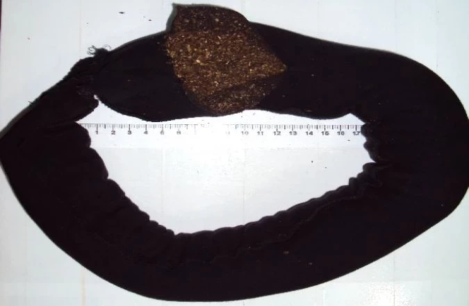 Mulher é flagrada com droga escondida em cinta falsa