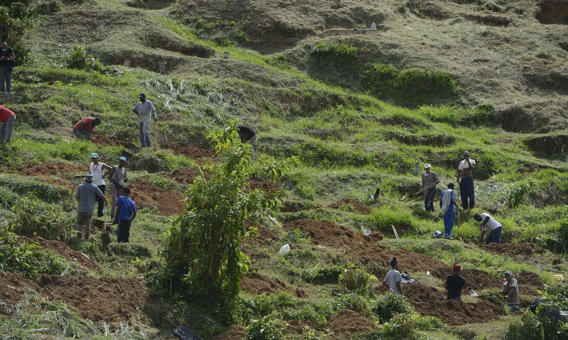 Petrópolis: cemitério improvisa covas para receber vítimas da chuva