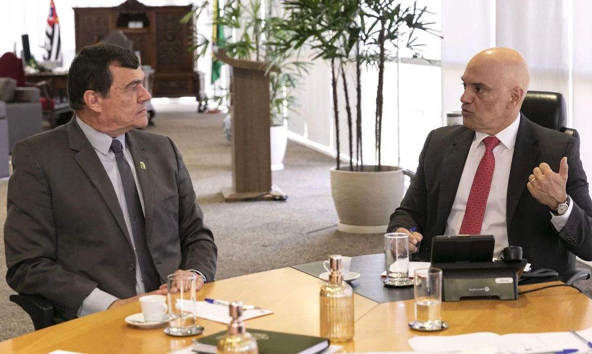 Em reunião com Defesa, TSE admite teste nas urnas com eleitores reais