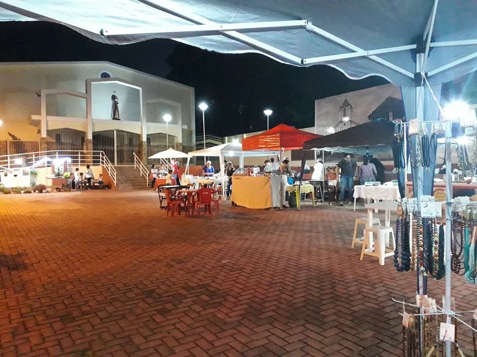 Feira noturna em Iperó dispõe gastronomia diversificada e artesanato aos iperoenses