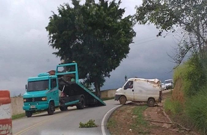 Van capota na estrada Iperó-Sorocaba, na região do Condomínio Vale das Orquídeas