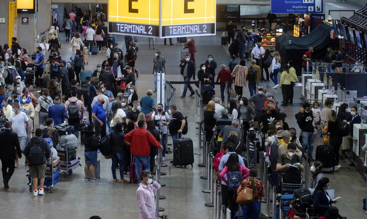 Aeroportos devem ter movimento maior no feriado de amanhã