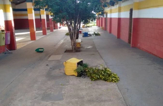 Vândalos depredam unidade escolar