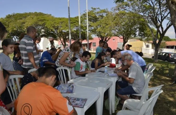 Praça da Marinha volta a ser palco de troca de figurinhas e capinha para celular personalizada será sorteada entre os participantes