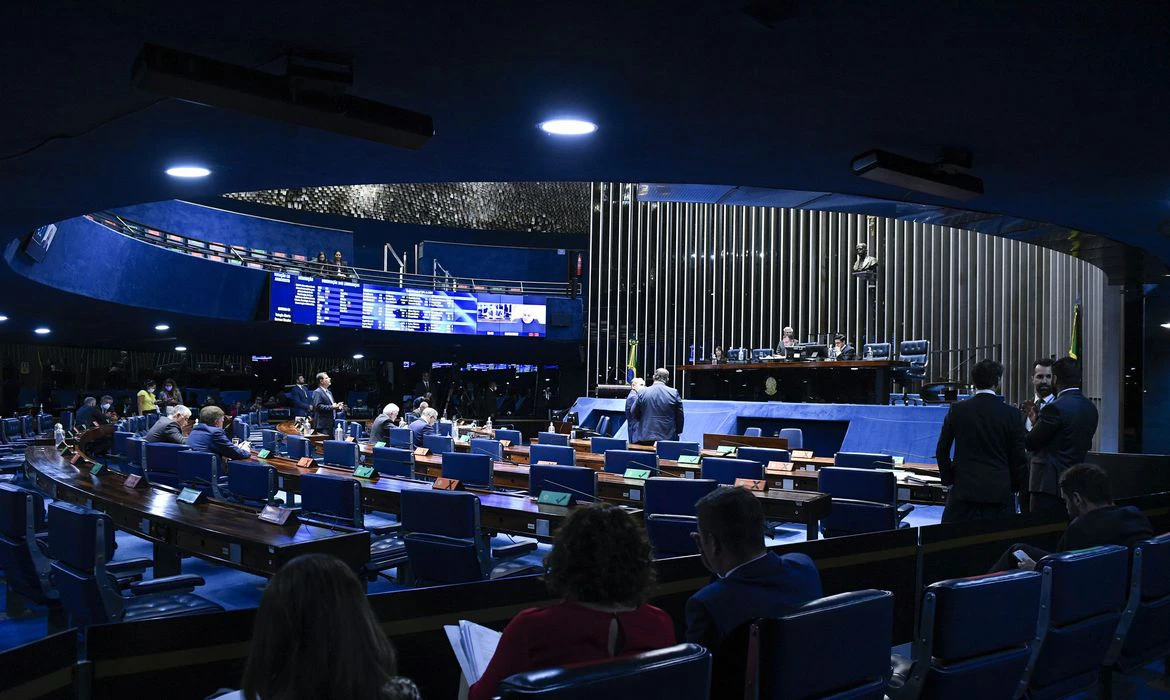 Senado aprova emissoras de rádio e TV cederem toda sua programação