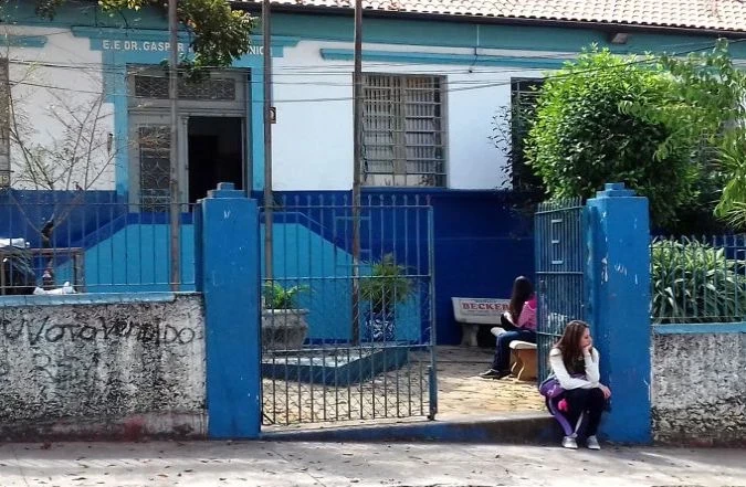 Mais de 8 mil estudantes retornam às aulas hoje