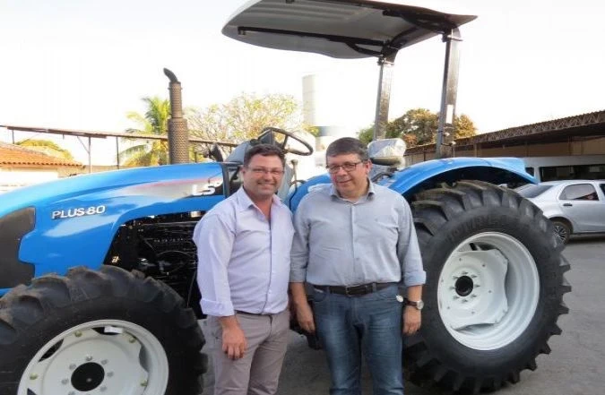 Prefeitura recebe novo trator para apoio à agricultura familiar