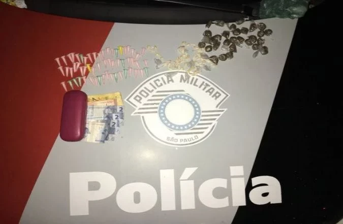 Mãe e filho são presos pela polícia militar vendendo drogas no Novo Horizonte