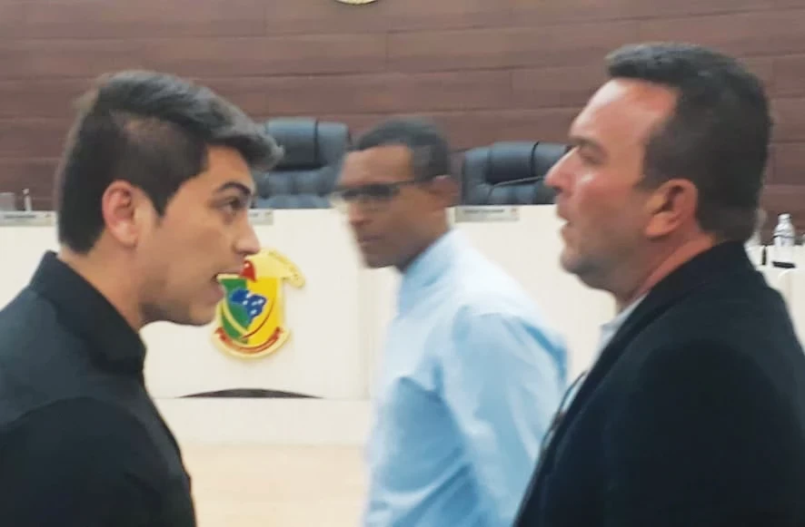 Uso da Tribuna Livre rende discussão na Câmara; jovem critica vereadores e tumultua a sessão