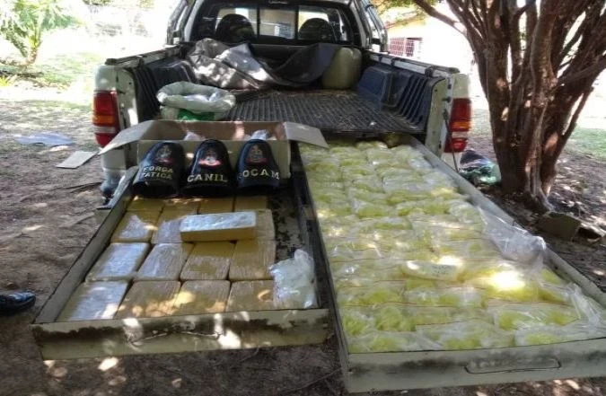 Cão farejador ajuda polícia militar a encontrar caminhonete carregada de drogas escondidas em fundo falso