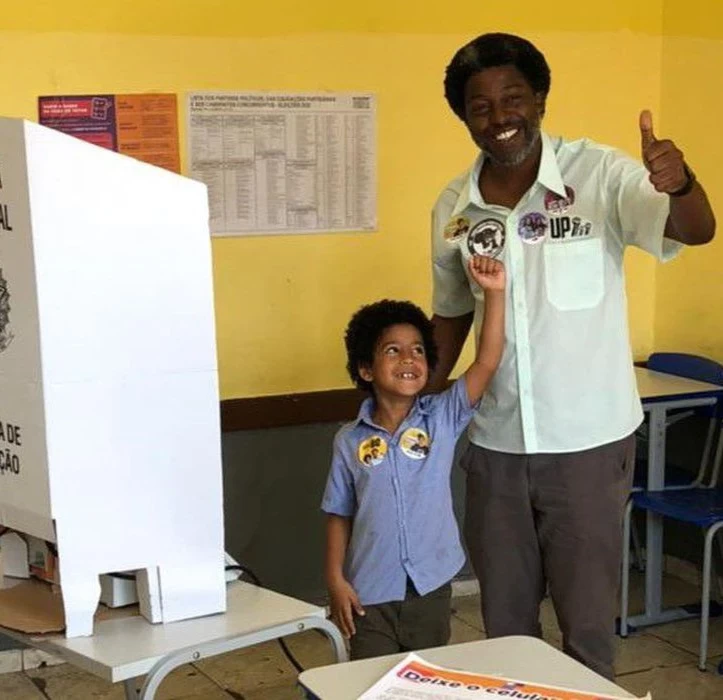 Leo Pericles vota em escola estadual em Belo Horizonte