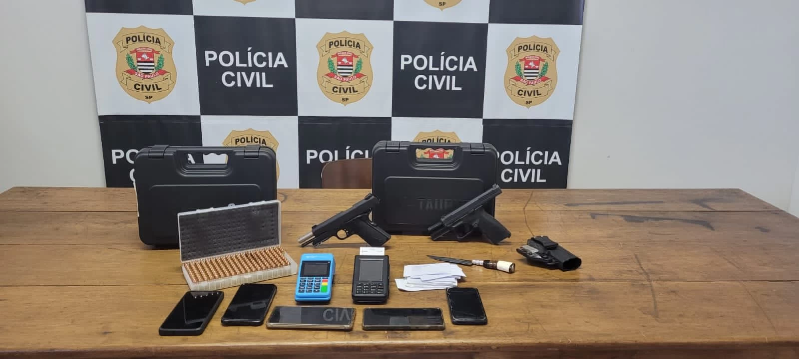Operação policial resulta na apreensão de armas e documentos relacionados ao jogo do bicho
