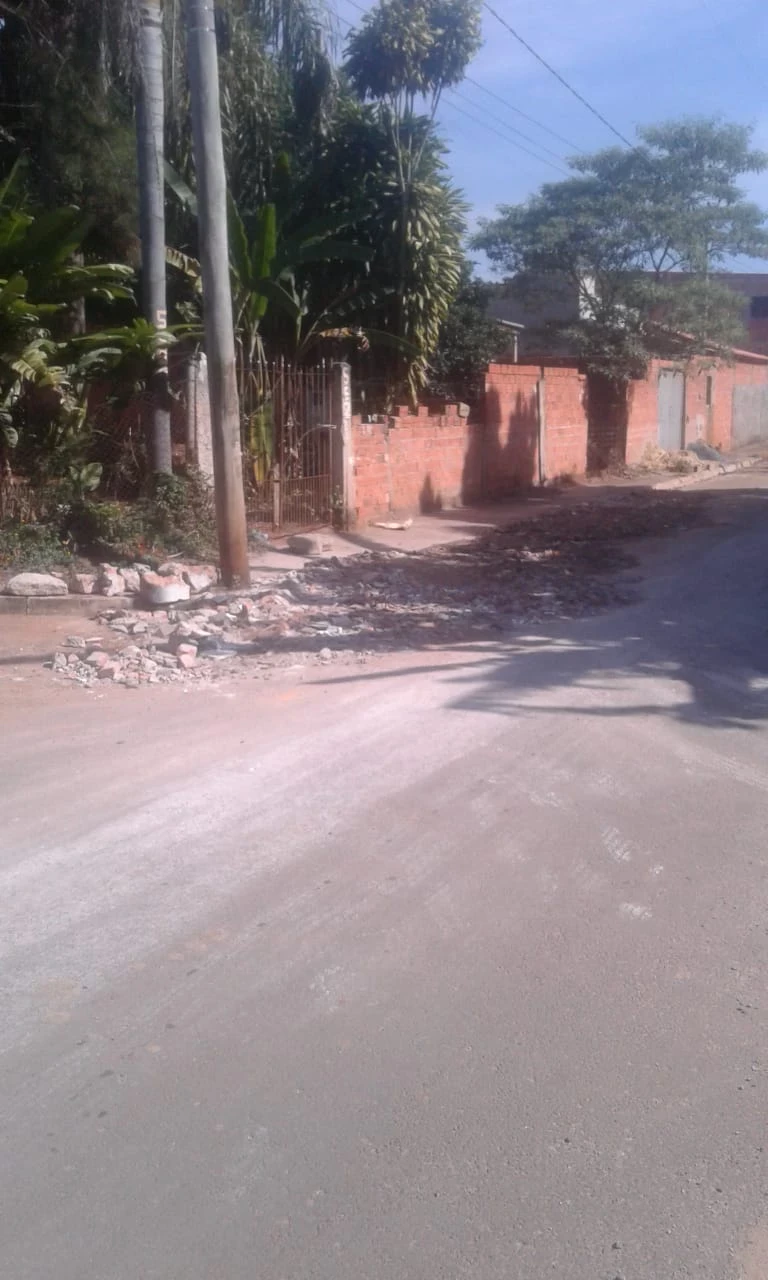 Moradores reclamam de buracos com mais de ano em ruas em George Oeterrer; Prefeitura Municipal afirma que realiza reparos mensais no bairro