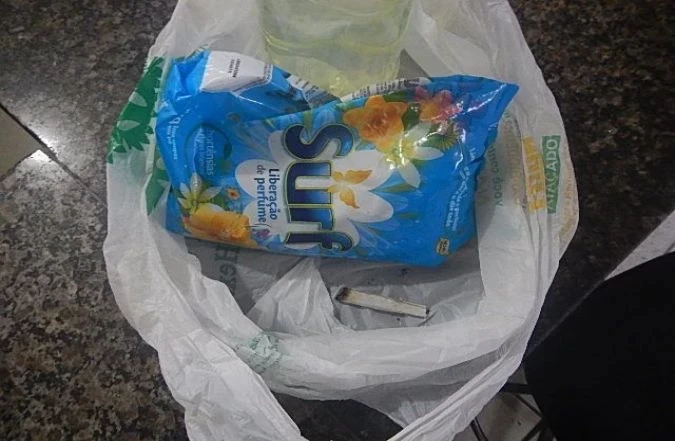 Agentes penitenciários encontram cigarro de maconha em sacola de visitante