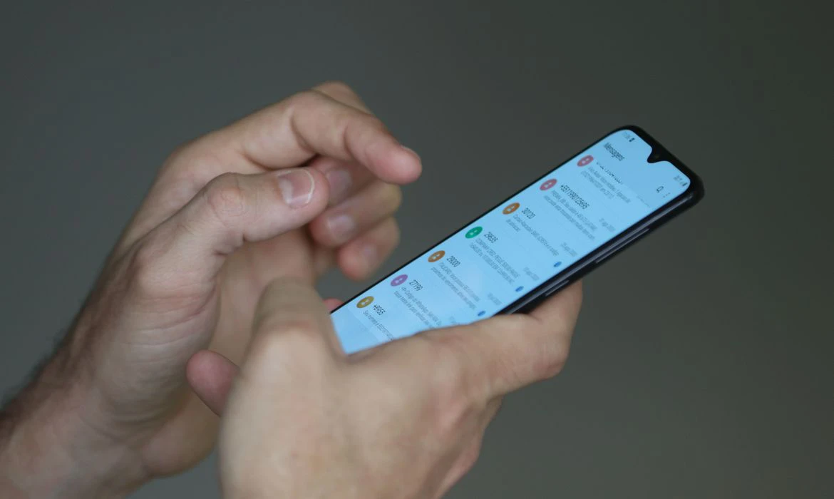 Disque 100 começa a receber denúncia de evasão escolar Telefone pode ser acionado 24 horas por dia
