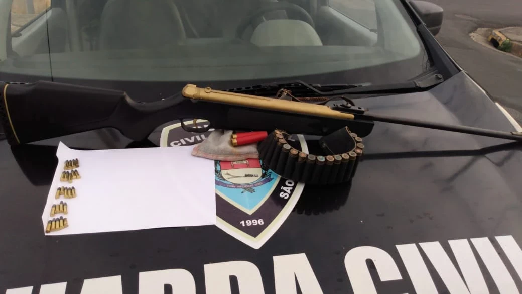 Homem é preso por porte ilegal de arma de fogo e munições