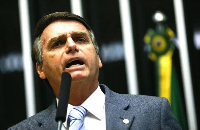 Bolsonaro diz que usará decreto para conceder posse de arma; A permissão será dada a quem não tem antecedentes criminais