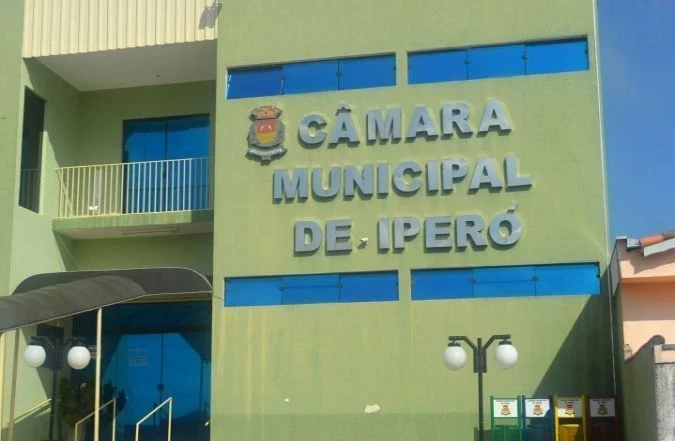 Vereadores entram com Mandado de Segurança contra o Presidente da Câmara para anular as exonerações dos assessores parlamentares e conseguem liminar favorável na justiça