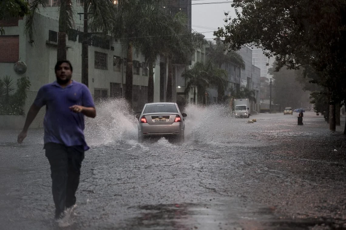 Temporal mata pelo menos 2 pessoas e alaga regiões da Grande São Paulo
