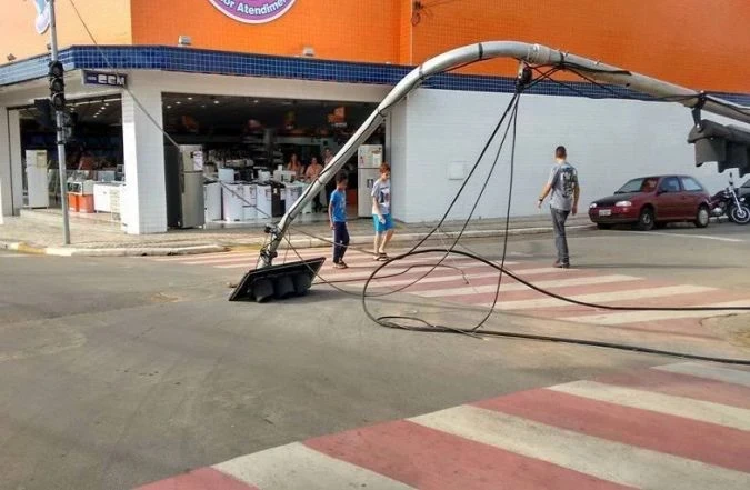 Caminhão derruba semáforo no centro de Iperó