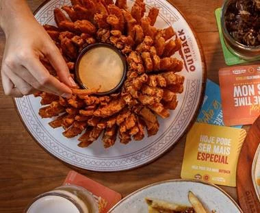 Outback oferece menu com comida e bebida à vontade para comemorações de fim de ano