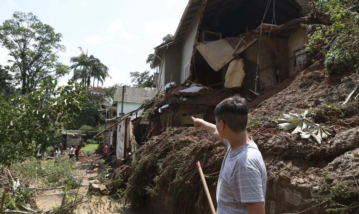 Petrópolis: moradores arrecadam roupas e alimentos para desabrigados