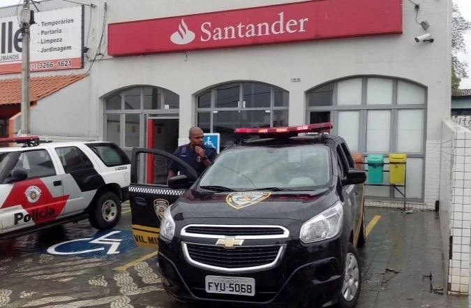 Bando arromba agência do Santander de Iperó e furtam armas e munição