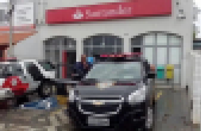 Bando arromba agência do Santander de Iperó e furtam armas e munição