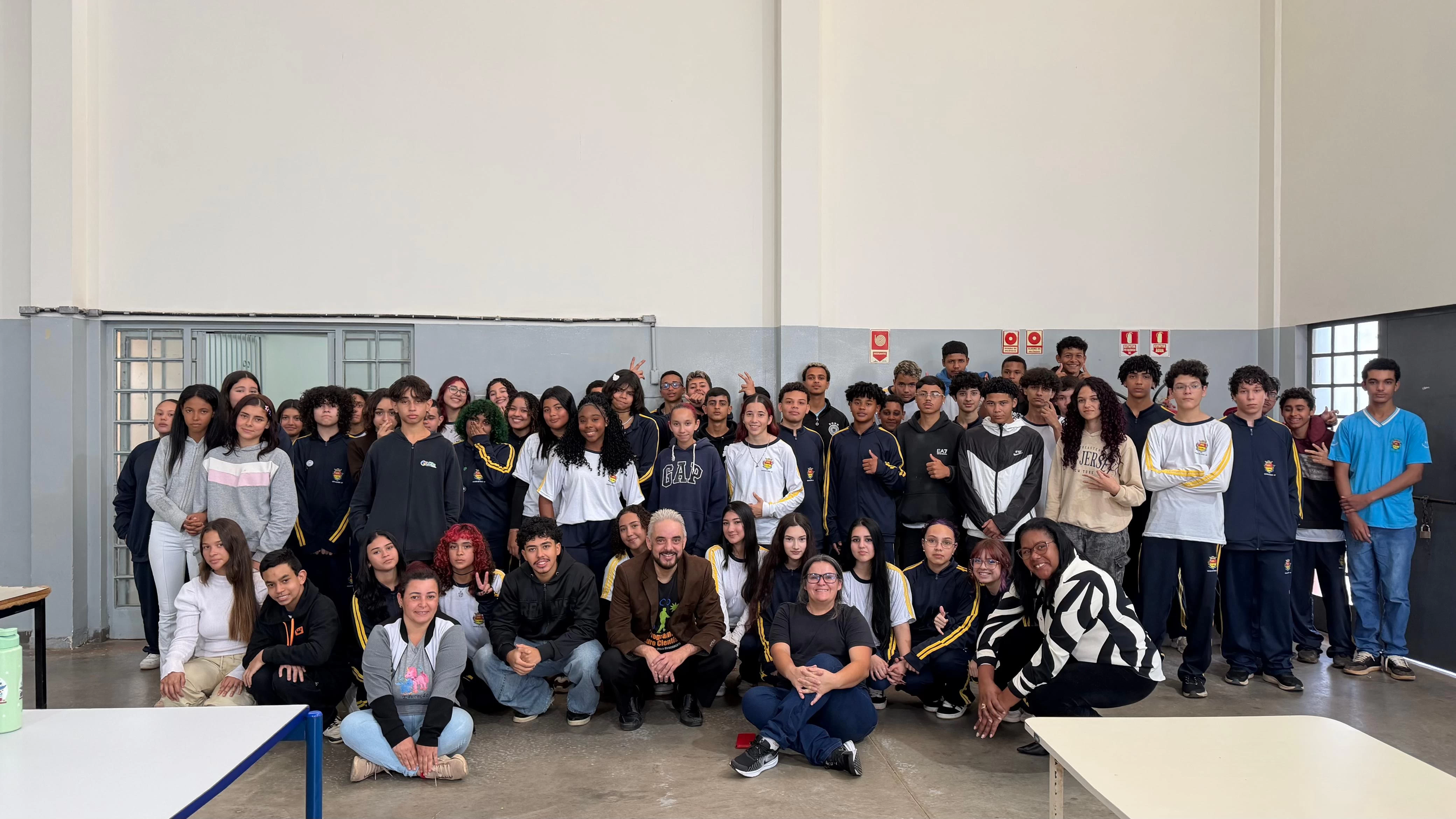 Alunos da E.M. "Dona Gláucia" participam de palestra com foco no projeto "Vida Rumo à Universidade" nesta quinta-feira (20)