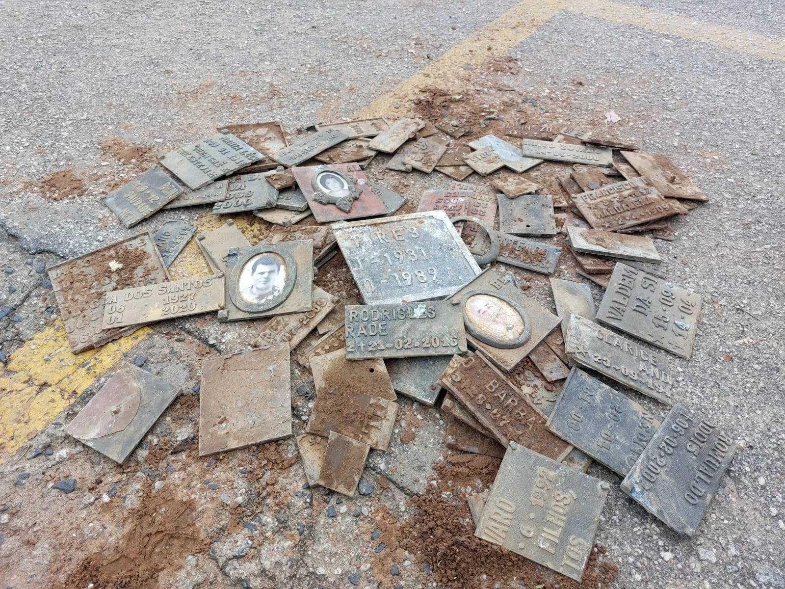 Munícipe encontra saco com lápides furtadas e aciona GCM