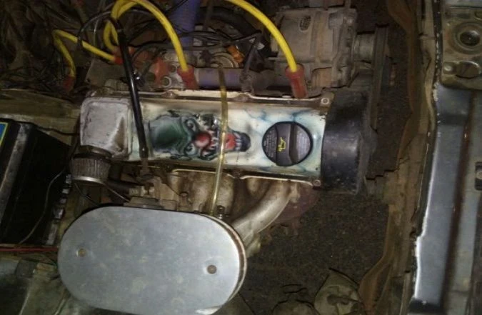 Desenho de palhaço é encontrado pela PM em motor de carro
