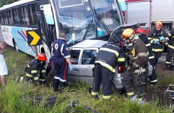 Carro e ônibus colidem de frente e vítima fica presa nas ferragens na estrada Sorocaba-Iperó