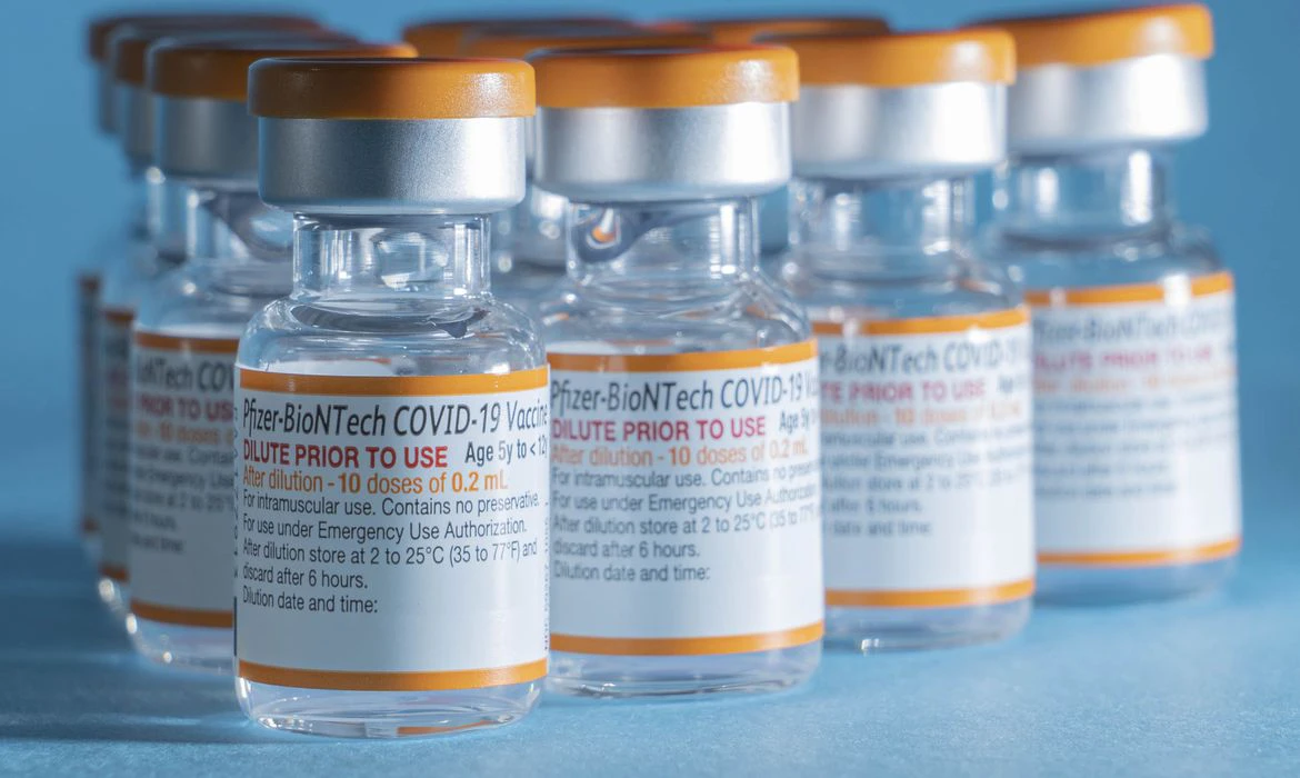 Brasil recebe lote da vacina pediátrica da Pfizer contra covid-19