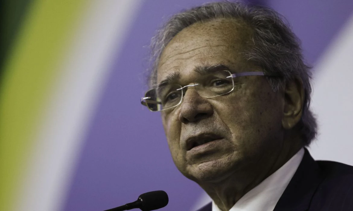 Conta de luz cairá 18% sem pôr empresas em risco, diz ministro