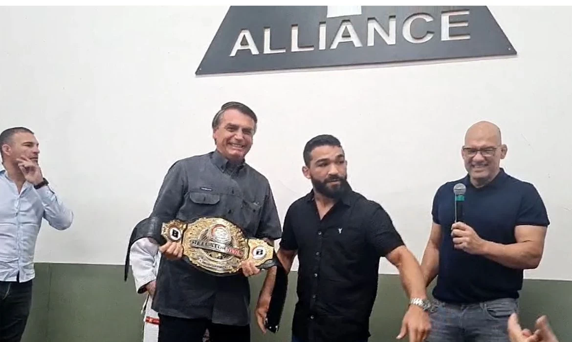 Bolsonaro diz que dará aumento real do salário mínimo em 2023