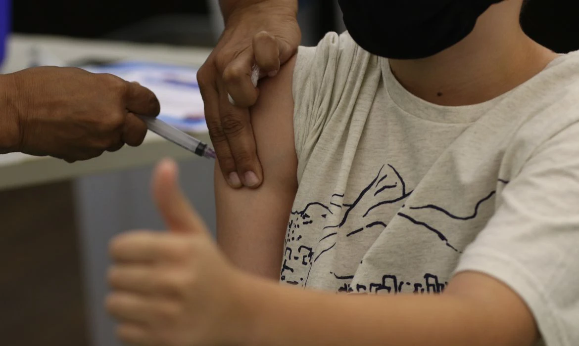 Covid-19: vacinação nas escolas cariocas alcança 30 mil crianças