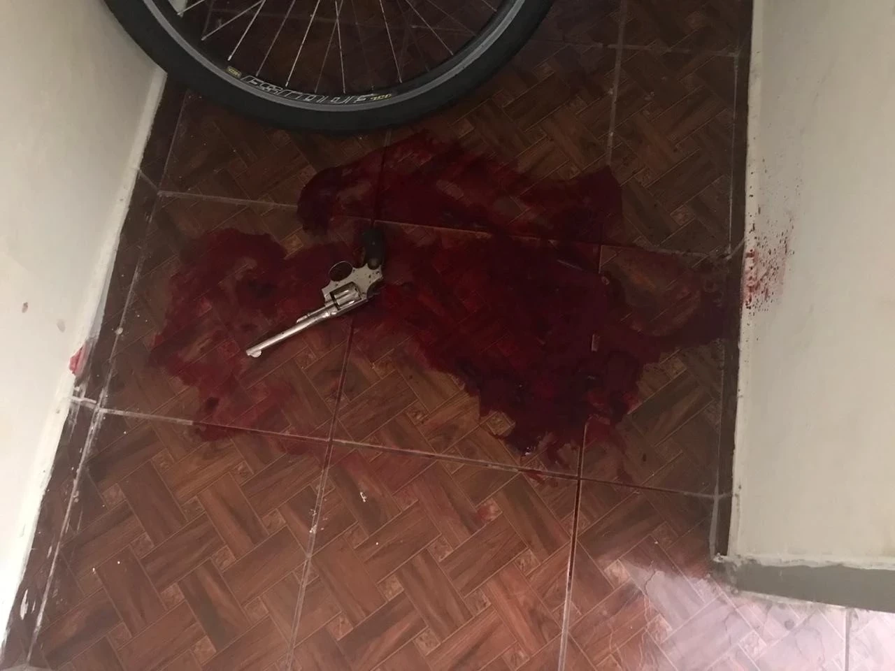 Homem mantém esposa refém dentro de casa e morre após troca de tiros com a Polícia