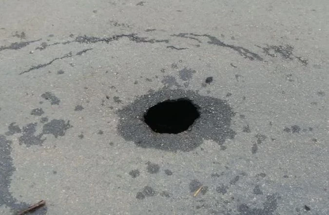 Buraco com mais de um metro de profundidade