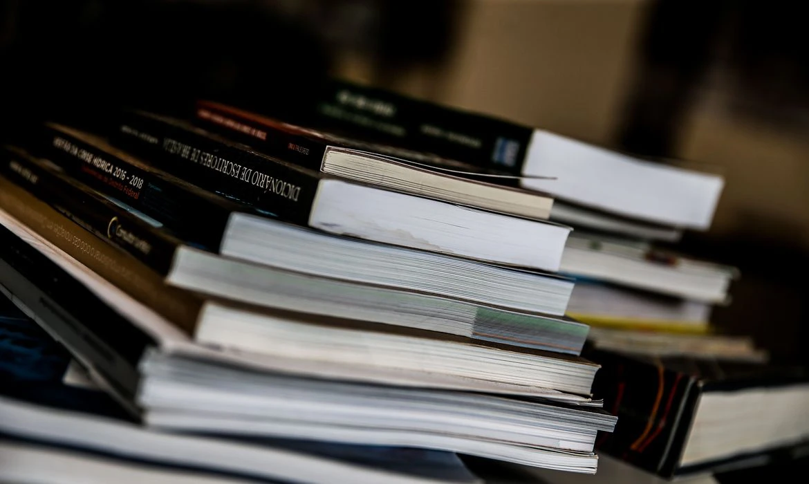 Feira da Unesp oferece livros pela metade do preço