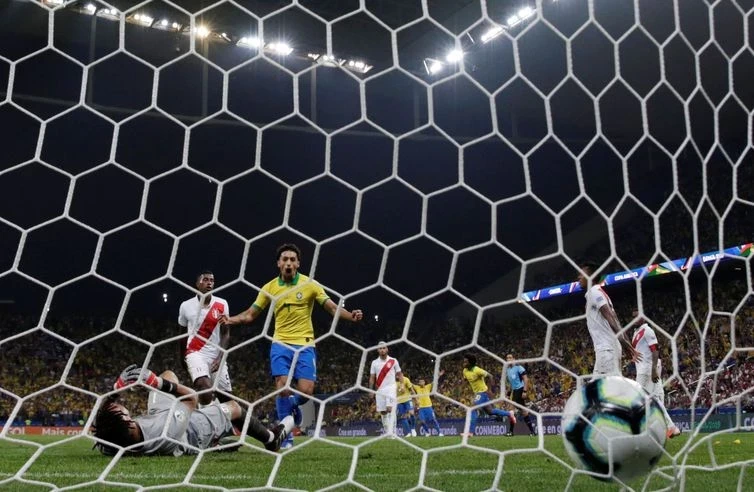 Brasil joga bem, anima a torcida e goleia o Peru
