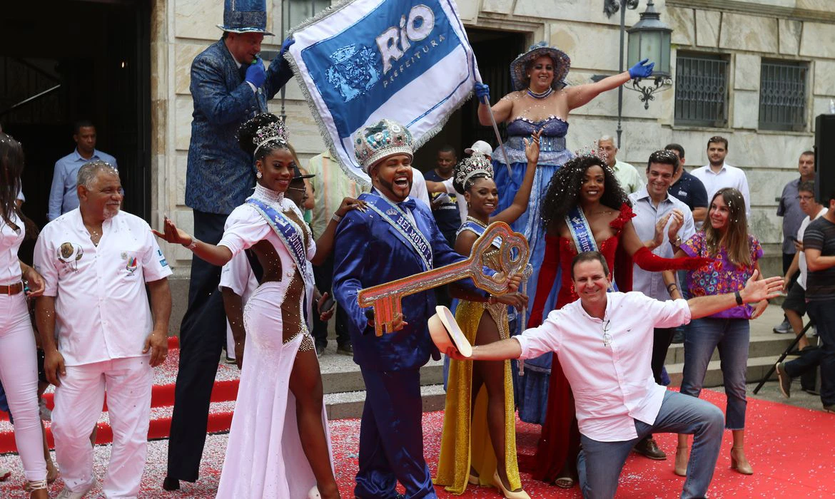 Rei Momo recebe as chaves da cidade e o carnaval toma conta do Rio