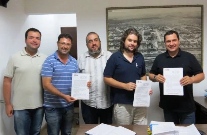 Prefeito assina acordo de cooperação com associação ferroviária
