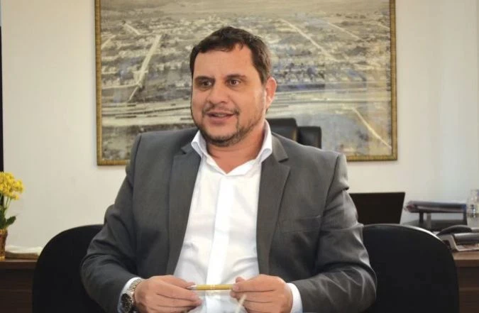 Prefeito assina convênio de R$ 3,5 milhões para construção de escolas e asfalto
